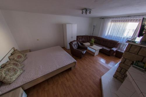 卢奇基Apartment Lucky Liptov的客厅配有床和沙发