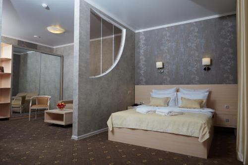 卡卢加Gubernskaya Hotel的一间卧室,卧室内配有一张大床