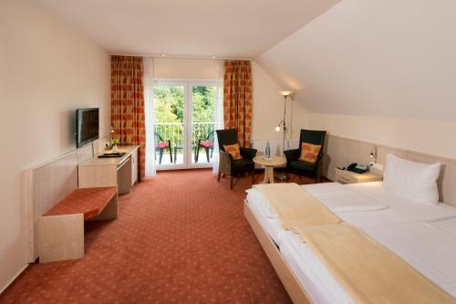 巴特拉尔豪斯格罗斯凯特勒酒店的酒店客房设有床和客厅。