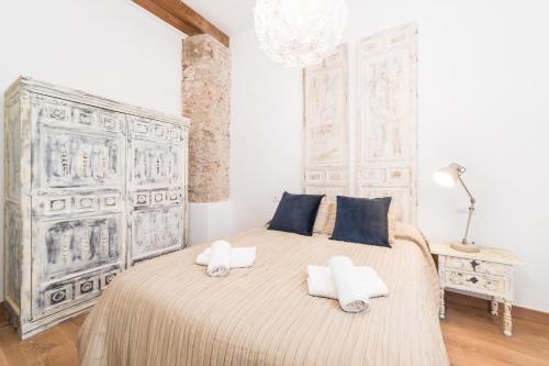 马拉加Suite Homes Uncibay Square的一间卧室配有一张大床和两个枕头