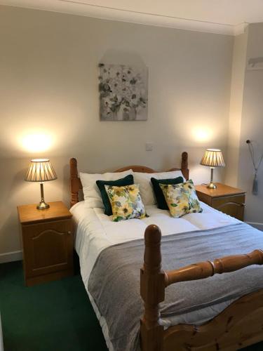 多尼戈尔Ros Dún House的一间卧室配有一张带两张台灯的床铺。