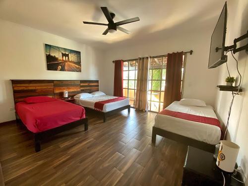坎昆Cancun-Soho的一间卧室配有两张床和吊扇