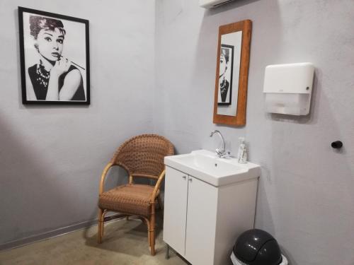 盖伦基兴Eichenthal Ferienhaus的白色的浴室设有水槽和椅子