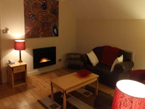 圣安德鲁斯拉松斯旅馆的带沙发和壁炉的客厅