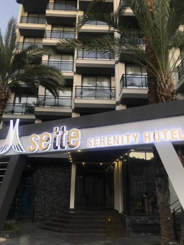 阿拉尼亚Sette Serenity Hotel的一家有安全酒店标志的酒店
