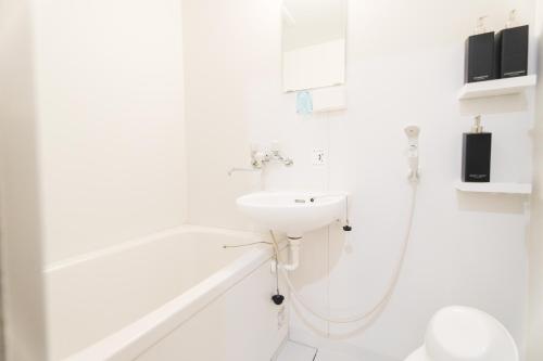 船桥市Chiba LEO Yonju-Yonbankan #MLx的白色的浴室设有水槽和淋浴。