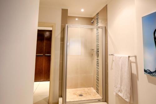 约翰内斯堡尼科尔公寓式酒店的浴室里设有玻璃门淋浴