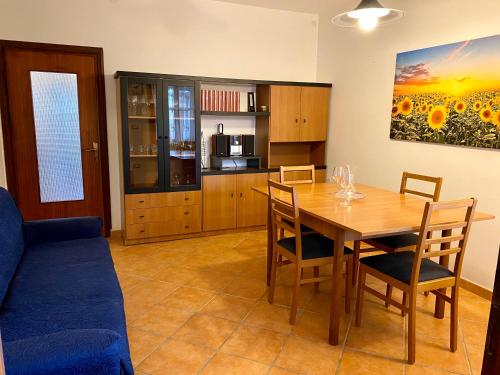 LoreoLa Riviera的厨房以及带木桌和椅子的用餐室。