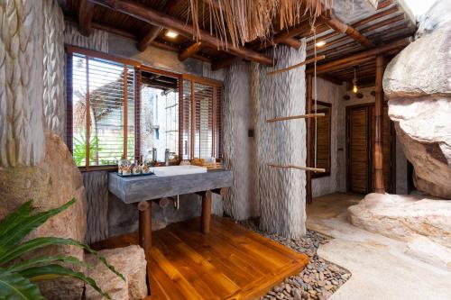 涛岛View Point Resort的一间带水槽和窗户的浴室