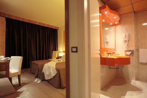 比萨伽利略酒店的酒店客房设有床和水槽