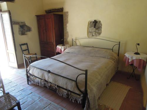 波利齐杰内罗萨Agriturismo Cuca的一间卧室配有一张床,另一间卧室配有两张桌子