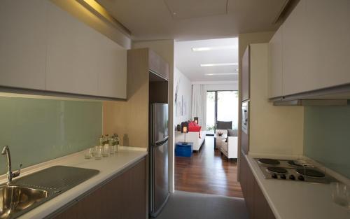 杭东凉廊高宅酒店的带冰箱的厨房和客厅
