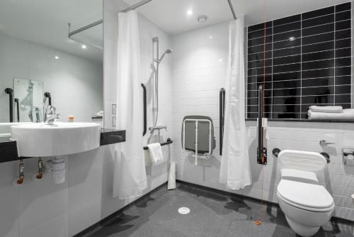 米德尔斯堡智选假日酒店 - 中心广场的一间浴室