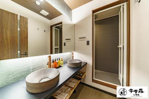 大阪Konjaku-So Shinsaibashi Rooftop SPA的一间带两个盥洗盆和大镜子的浴室