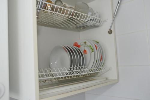 ShostkaApartment Horkoho 7A的盘子架,盘子和盘子放在冰箱里