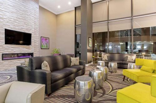 安多弗波斯顿拉金塔旅馆及套房 - 安多弗的大堂配有沙发、椅子和电视。