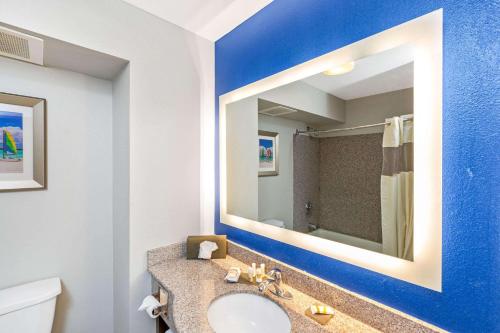 东北长滩/赛普拉斯拉昆塔套房酒店的一间浴室