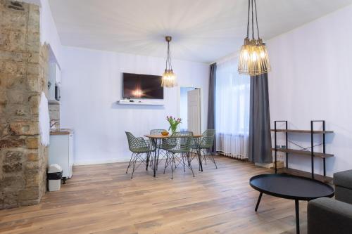 库雷萨雷Südalinna apartment的客厅设有餐桌和椅子