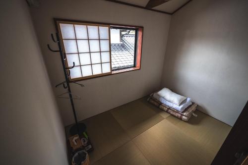 美祢Guest House Himawari - Vacation STAY 31402的一间空房间,设有窗户和狗床