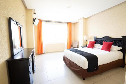 阿卡普尔科Capital O Hotel Los Caracoles, Acapulco的一间卧室设有一张大床和一个大窗户