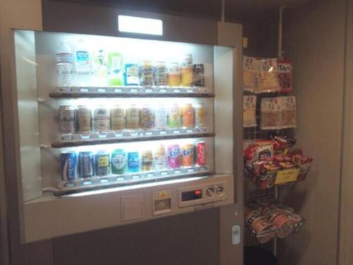 大阪City Inn Nishi Tanabe / Vacation STAY 78538的自动售货机出售各种饮料和小吃
