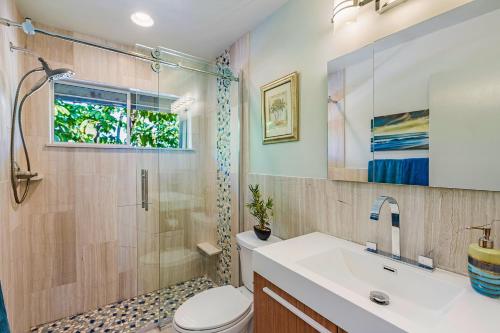 基黑津汇凯海滨公寓的浴室配有卫生间、淋浴和盥洗盆。