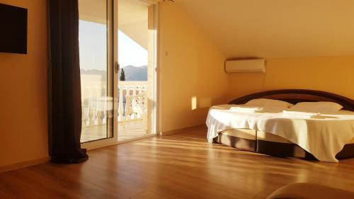 多布拉沃达Monte Liza的一间卧室设有一张床和一个美景阳台