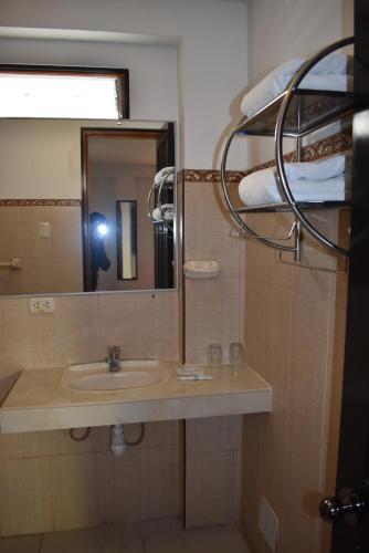 科罗尼尔广场酒店的一间浴室