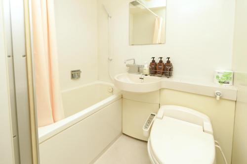 小牧市小牧城堡旅馆的白色的浴室设有卫生间和水槽。