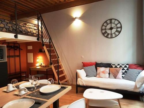 里昂Cosy appartement, dans les pentes de la Croix Rousse的客厅配有沙发和桌椅