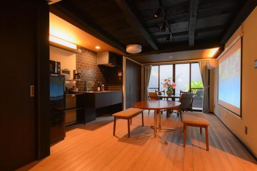 京都ホテル SHUNJU Rooji 1日1組様限定 近隣駐車場有的厨房以及带桌椅的用餐室。