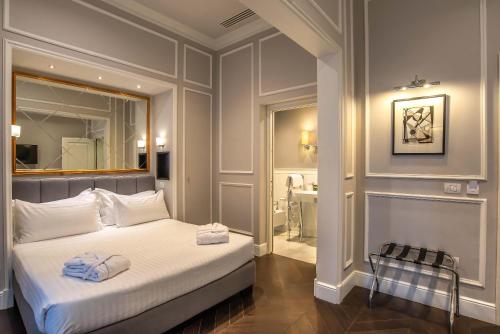 佛罗伦萨Florence Luxury Guest House的一间卧室配有一张带镜子的床和一间浴室