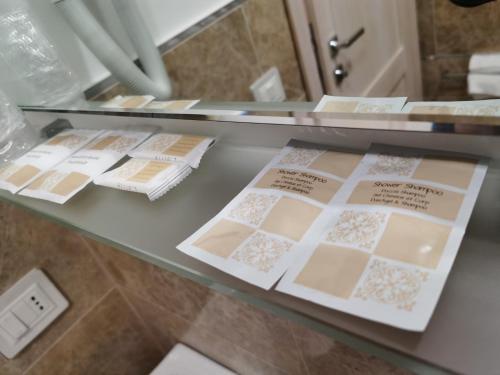 佩塔恰托Hotel Di Nardo的玻璃展示盒,带台面上的产品