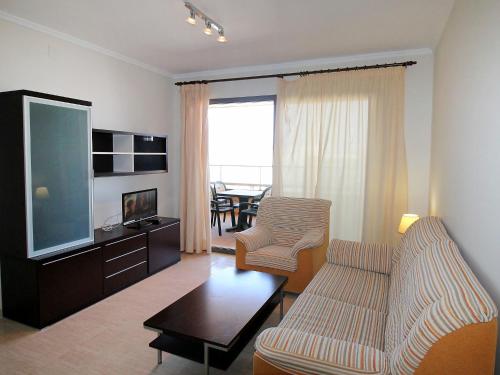 卡拉德费斯特拉特Apartment Torre Maestral-3 by Interhome的带沙发和电视的客厅