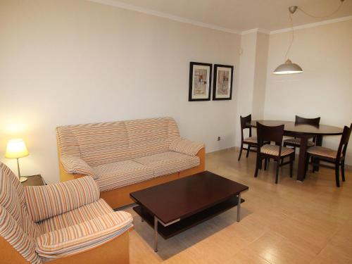 卡拉德费斯特拉特Apartment Torre Maestral-3 by Interhome的客厅配有沙发和桌子