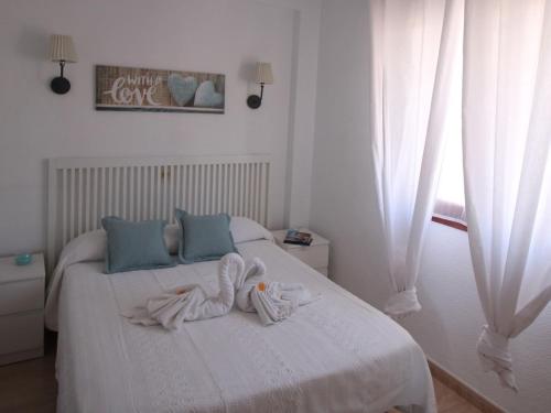 卡拉德费斯特拉特Apartment Maria by Interhome的一间卧室配有带毛巾的床