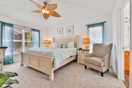 基西米Emerald Oasis的卧室配有床、椅子和窗户。