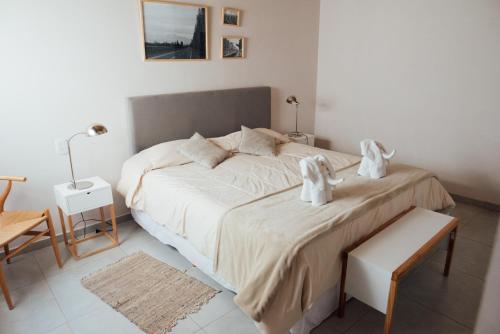 圣拉斐尔Azalea Luxury Lodge的一间卧室配有一张带两条白色毛巾的床