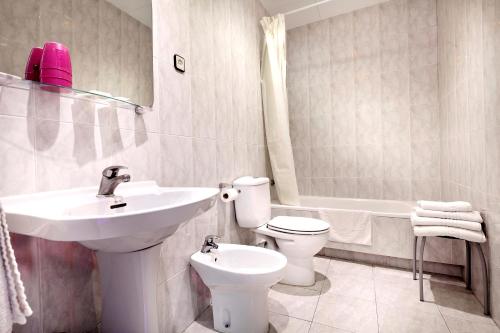 巴塞罗那HOTEL FORNOS - Barcelona的浴室配有盥洗盆、卫生间和浴缸。
