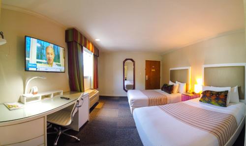 旧金山康特利赫尔斯酒店的酒店客房配有两张床和一张书桌