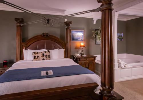 La PlataDepot Inn & Suites的一间卧室配有一张床和浴缸