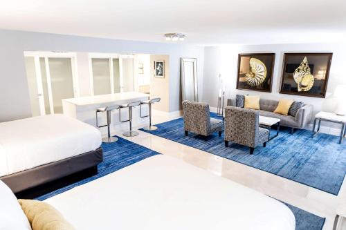 贝斯特韦斯特普勒斯棕榈滩湖群酒店客房内的一张或多张床位