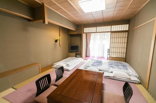 京都京之宿家平酒店的配有两张床铺的客房配有桌椅