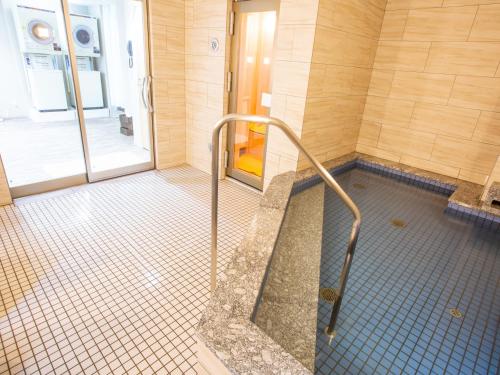 大垣Kuretake Inn Ogaki Ekimae的一间带玻璃门步入式淋浴间的浴室