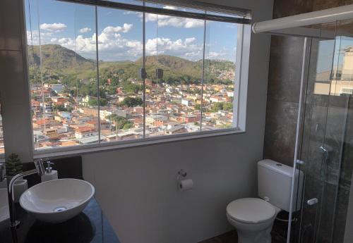 圣若昂-德雷Loft Sopro da Serra的一间带卫生间的浴室和一个美景窗户。
