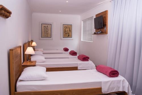 圣若昂-德雷Loft Sopro da Serra的一间客房内的四张床