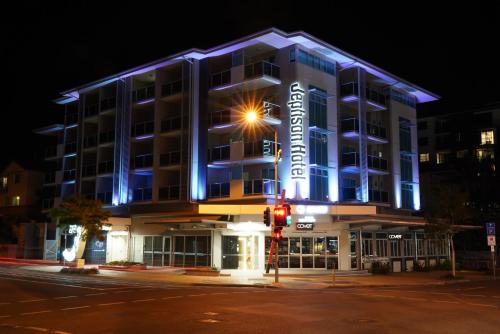 布里斯班杰甫逊公寓及酒店的一座晚上有蓝色灯光的建筑
