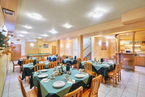 皮瑟兹诺萨兹优斯特尼宾馆的一间带桌椅的餐厅和一间厨房
