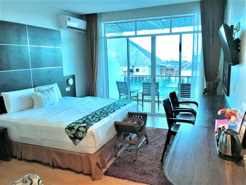 仙本那Sipadan Inn 2的酒店客房设有一张床和一个阳台。