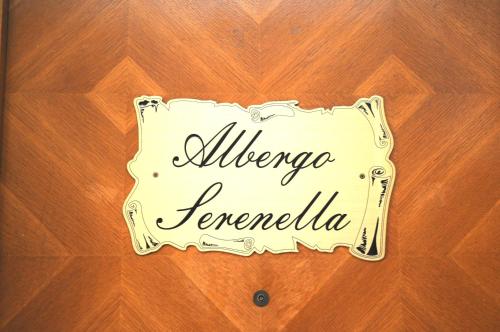 都灵塞雷内拉酒店的木桌上读白 ⁇ 猴桃的标志